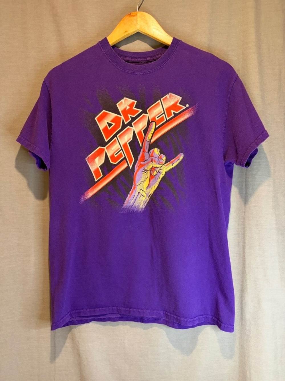 Dr Pepper Rock On T-Shirt Men's Medium Purple Metal Horns 80s Retro Logo